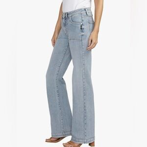 Silver Jeans Co. Women's Suki Mid Rise Curvy Fit Trouser Leg Jeans
